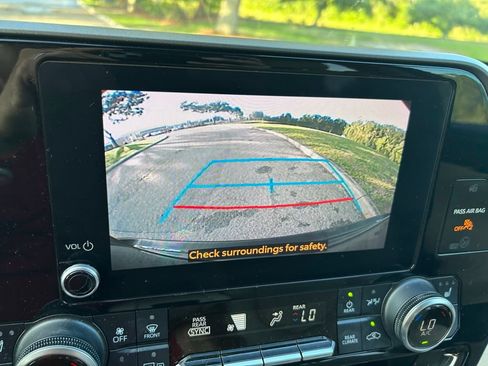 Used 2023 Toyota Highlander XLE AWD/4WD image 27