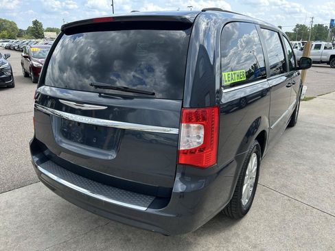 Used 2013 Chrysler Town & Country Touring FWD image 5