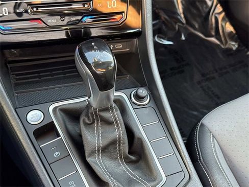 Certified 2025 Volkswagen Jetta SE w/ Sunroof Package image 22
