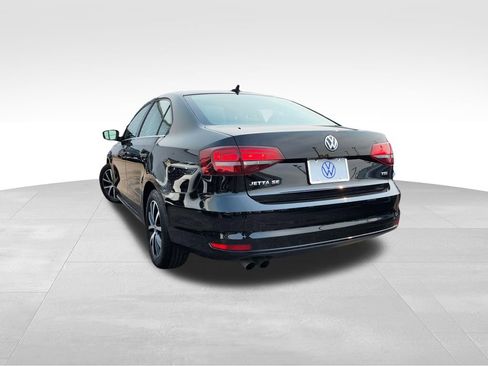 Used 2017 Volkswagen Jetta SE FWD image 4