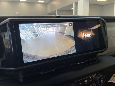 Used 2024 Jeep Wrangler Unlimited AWD/4WD image 26