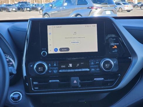 Used 2023 Toyota Highlander XLE image 27