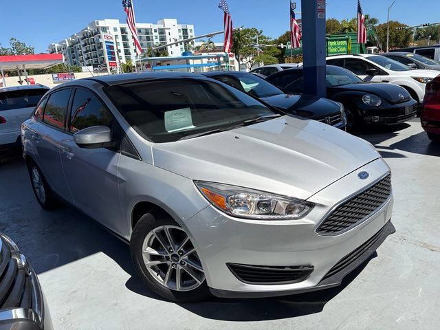 Used 2018 Ford Focus SE FWD image 2