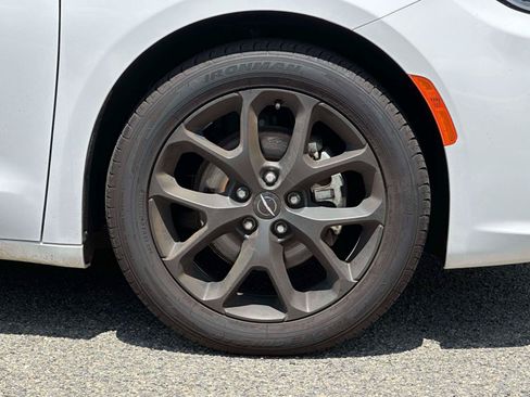 Used 2025 Chrysler Pacifica Limited FWD image 7