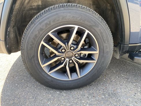 Used 2021 Jeep Grand Cherokee Limited w/ Luxury Group II image 2