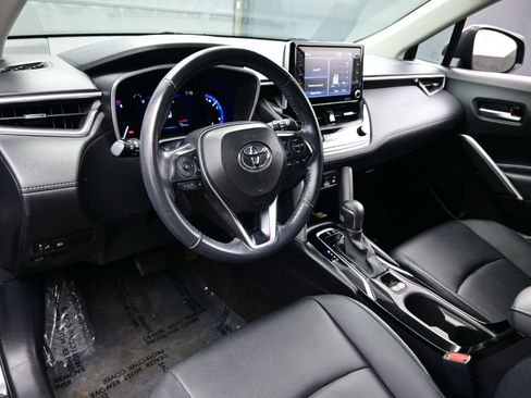 Used 2022 Toyota Corolla Cross XLE w/ Convenience Package image 12
