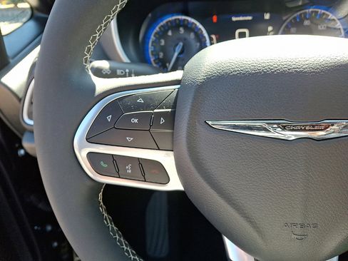 Certified 2025 Chrysler Pacifica Select AWD/4WD image 9