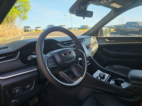 Used 2025 Jeep Grand Cherokee Limited AWD/4WD image 9