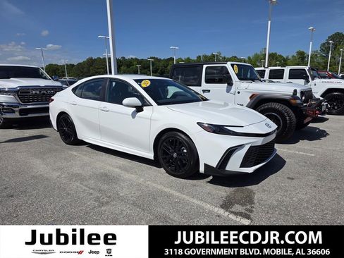 Used 2025 Toyota Camry SE image 1