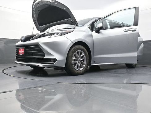 Certified 2025 Toyota Sienna XLE FWD image 39