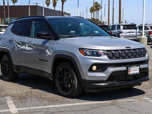 Used 2022 Jeep Compass Latitude w/ Sun and Sound Group FWD image 3