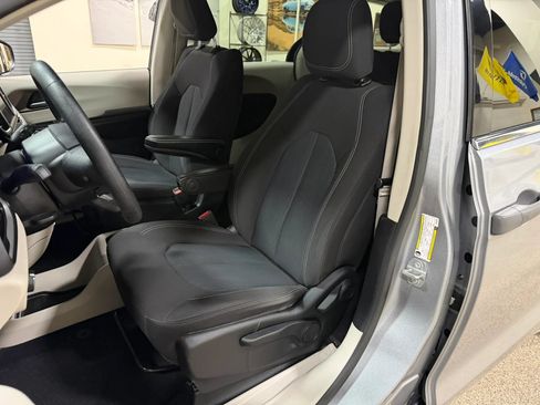 Used 2021 Chrysler Voyager L FWD image 40