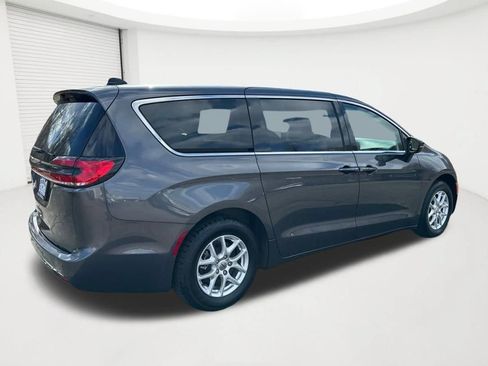Used 2023 Chrysler Pacifica Touring-L FWD image 5