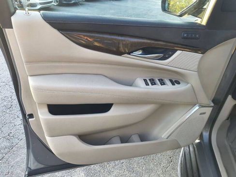 Used 2018 Cadillac Escalade Luxury image 16