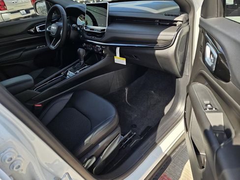 New 2026 Jeep Compass Latitude image 8