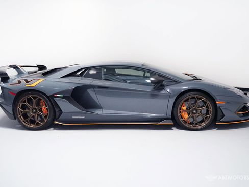 Used 2019 Lamborghini Aventador SVJ AWD/4WD image 4