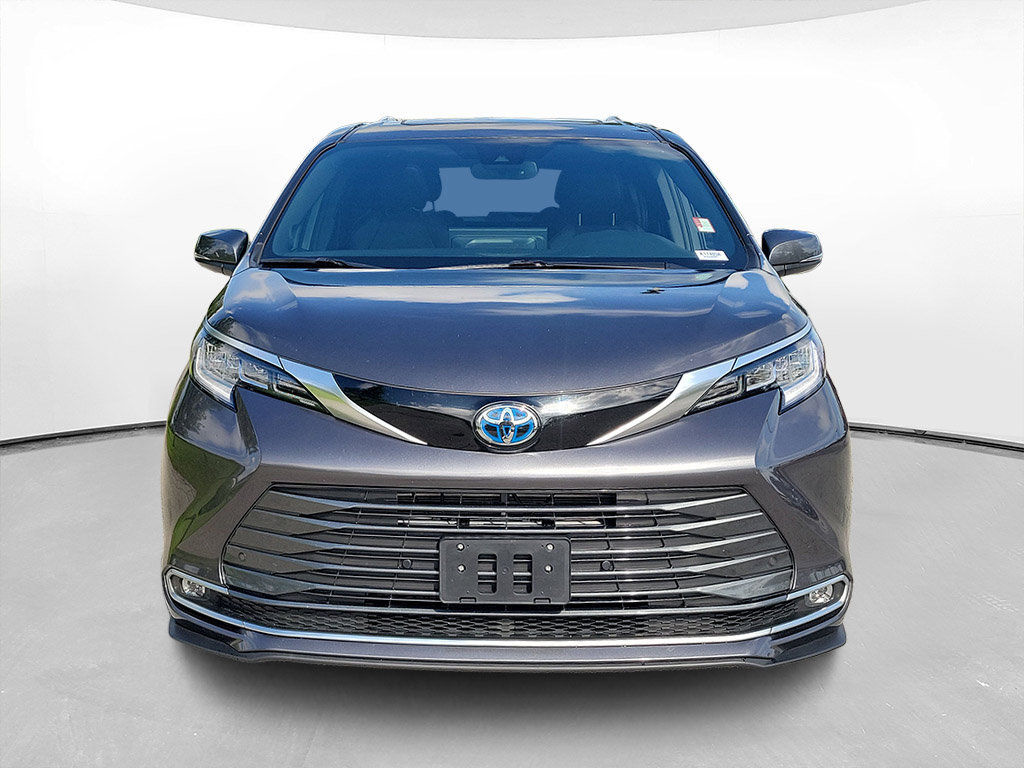 Used 2025 Toyota Sienna Limited FWD image 2