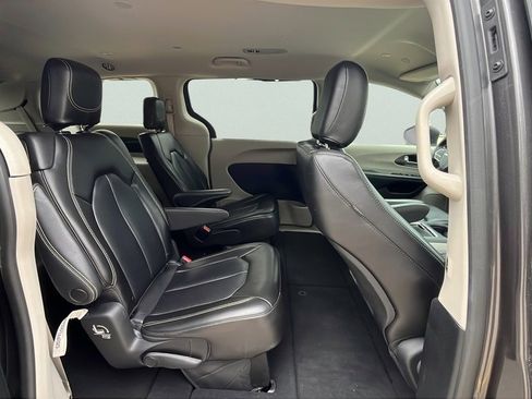 Used 2023 Chrysler Pacifica Touring-L FWD image 20