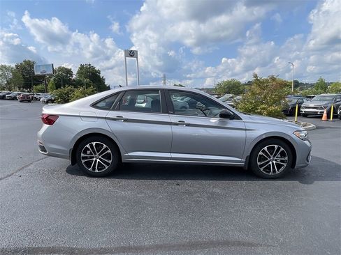 Used 2023 Volkswagen Jetta Sport image 4