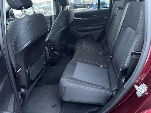 Used 2024 Jeep Grand Cherokee Laredo image 12