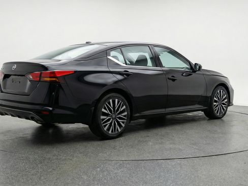 Used 2025 Nissan Altima 2.5 SV image 9