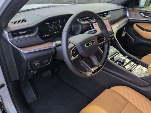 New 2025 Jeep Grand Cherokee Summit w/ Obsidian Package image 10