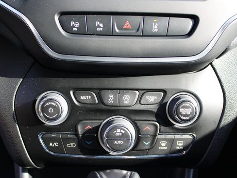 Used 2023 Jeep Cherokee Altitude Lux image 21