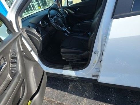 Used 2022 Chevrolet Trax LT w/ LT Convenience Package AWD/4WD image 5