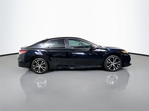 Used 2019 Toyota Camry SE FWD image 3