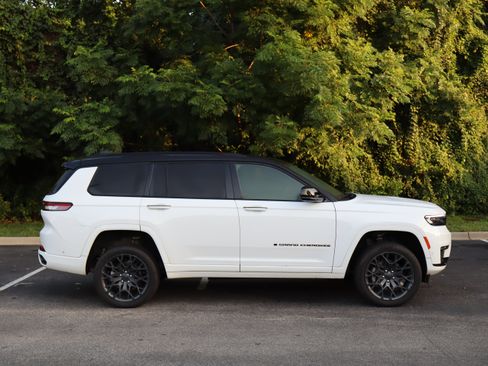 Used 2023 Jeep Grand Cherokee L Summit w/ High Altitude Package AWD/4WD image 10