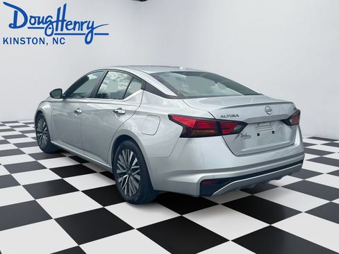 Used 2024 Nissan Altima 2.5 SV FWD image 3