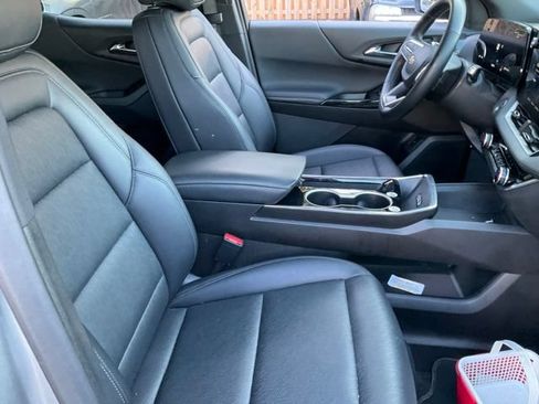 Used 2025 Chevrolet Equinox LT w/ Convenience Package II FWD image 9