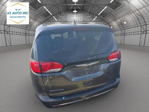 Used 2017 Chrysler Pacifica Touring-L FWD image 3
