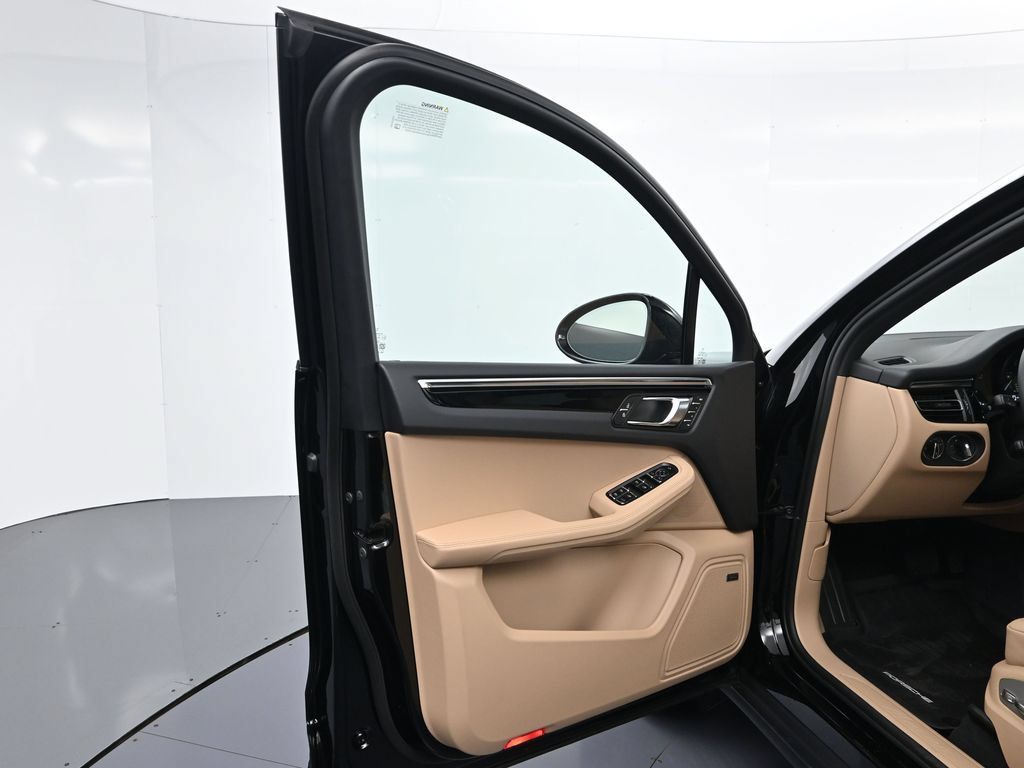 Certified 2026 Porsche Macan AWD/4WD image 16