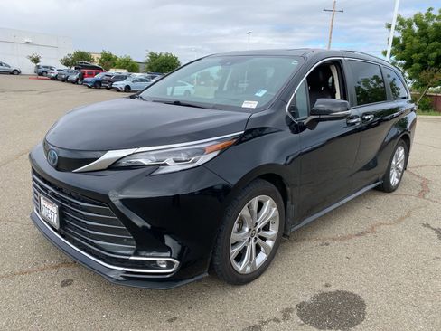 Used 2022 Toyota Sienna Platinum image 1