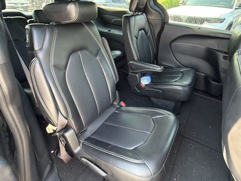 Used 2025 Chrysler Pacifica Select FWD image 18
