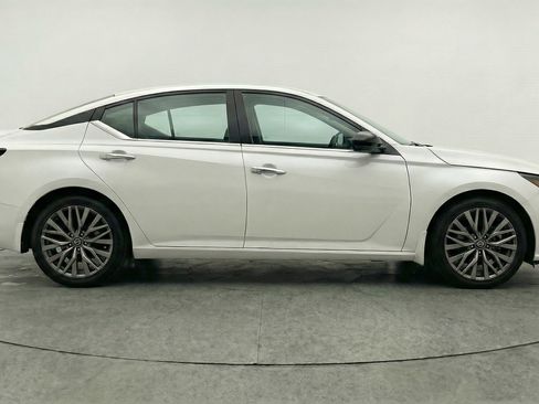Used 2025 Nissan Altima 2.5 SV FWD image 11