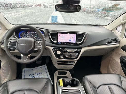 Used 2023 Chrysler Pacifica Touring-L image 12