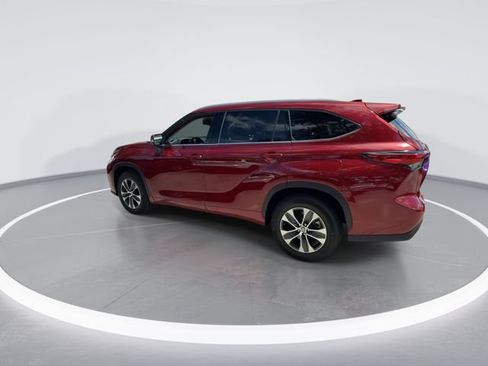 Used 2022 Toyota Highlander XLE FWD image 5