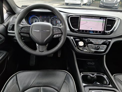 Used 2025 Chrysler Pacifica Limited FWD image 12