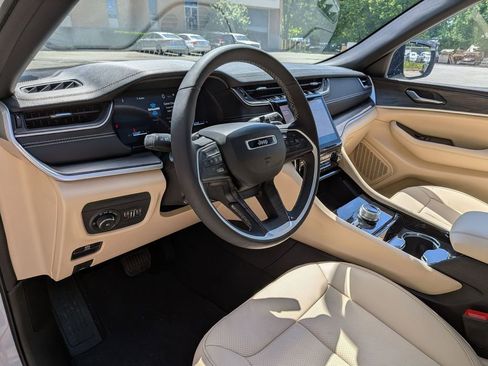 Used 2023 Jeep Grand Cherokee Limited w/ Luxury Tech Group II AWD/4WD image 13