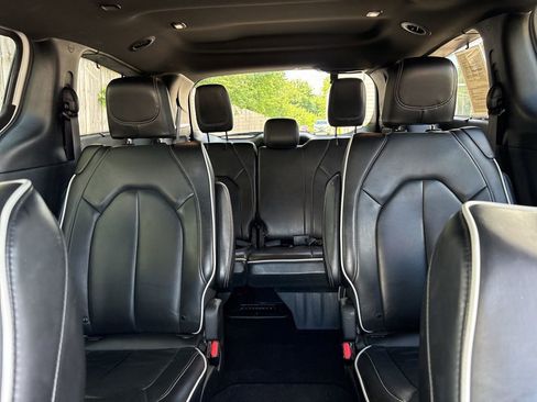 Used 2025 Chrysler Pacifica Limited FWD image 35