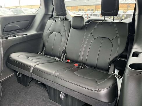 New 2026 Chrysler Pacifica Select image 13