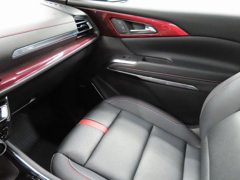 Used 2024 Chevrolet Traverse RS image 29