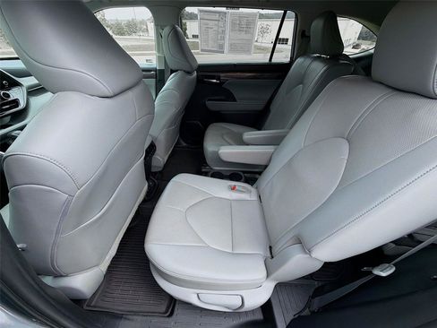 Used 2023 Toyota Highlander Limited AWD/4WD image 25