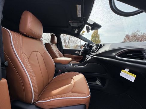 New 2026 Chrysler Pacifica Pinnacle image 16