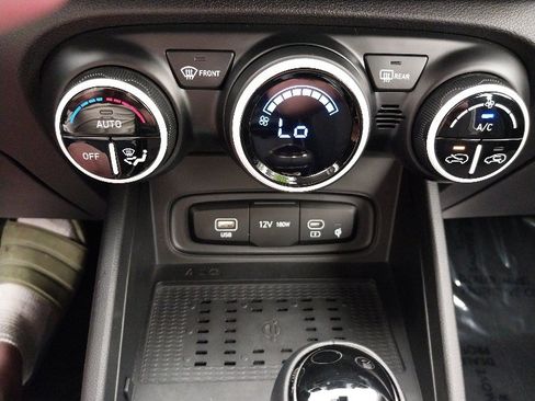Used 2025 Hyundai Venue Limited FWD image 14