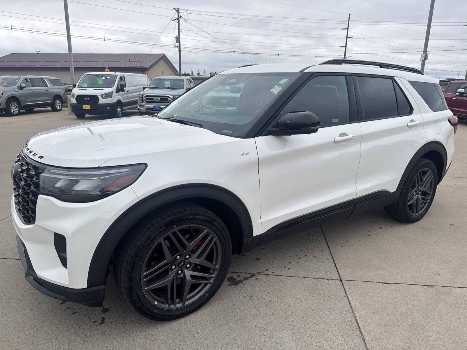 Used 2025 Ford Explorer ST-Line w/ ST-Line Street Pack AWD/4WD image 4