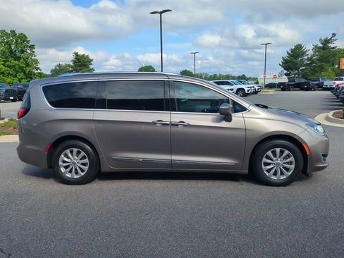 Used 2018 Chrysler Pacifica Touring-L FWD image 3