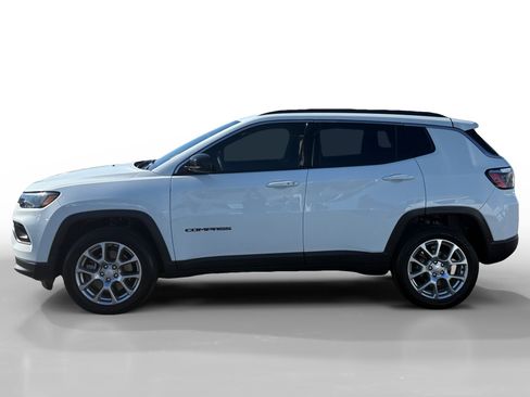 Used 2024 Jeep Compass Latitude image 2